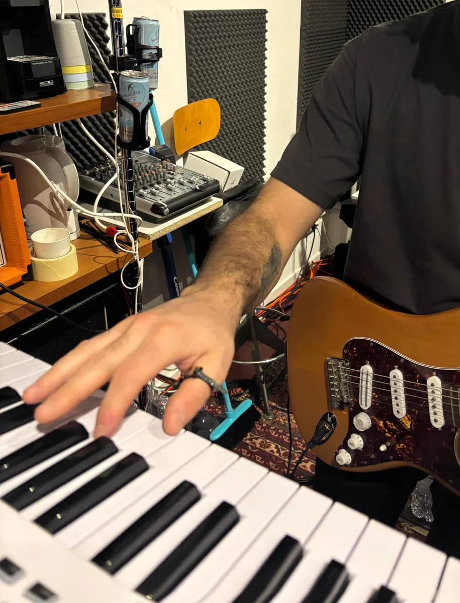 Porta Plettro Brevettato per Chitarra e Basso – Elimina la Caduta Durante l’Uso, Compatibile con Qualsiasi Plettro, Mancini e Destrorsi (Blu Elettrico)