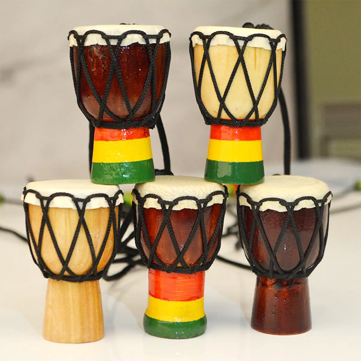 4 Pezzi Mini Tamburi Africani, Tamburo Africano Collana Legno, Djembe Appeso Tamburo Africano, Adatti per Artisti, Amanti della Musica o Amanti delle Percussioni (Dreifarbiges Holz)