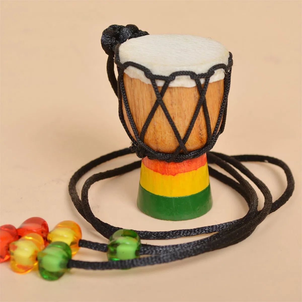 4 Pezzi Mini Tamburi Africani, Tamburo Africano Collana Legno, Djembe Appeso Tamburo Africano, Adatti per Artisti, Amanti della Musica o Amanti delle Percussioni (Dreifarbiges Holz)