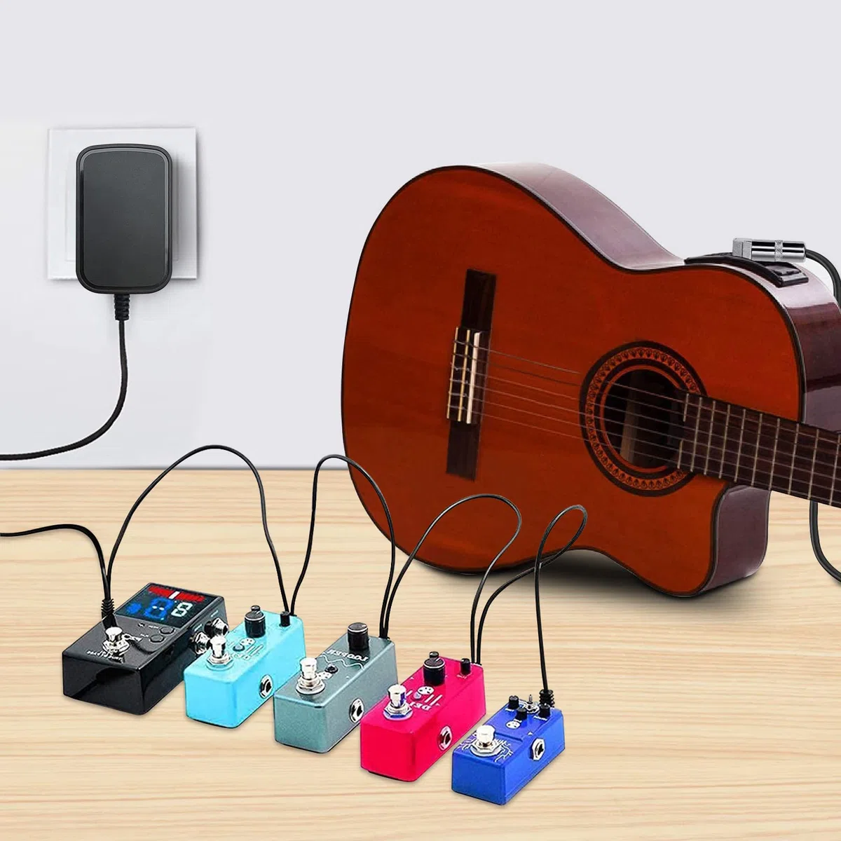 Adattatore di alimentazione per pedali effetti per chitarra, 9V 1.5A 13.5W Caricabatterie da parete Punta negativa 5,5 * 2,1 mm con cavi a margherita a 5 vie