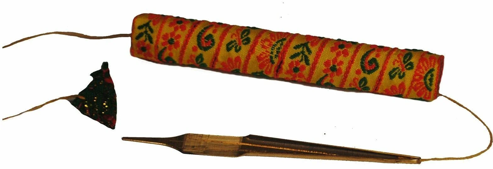 Commercio equo e solidale vietnamita Dan Moi ebrei arpa con il gioco di guida