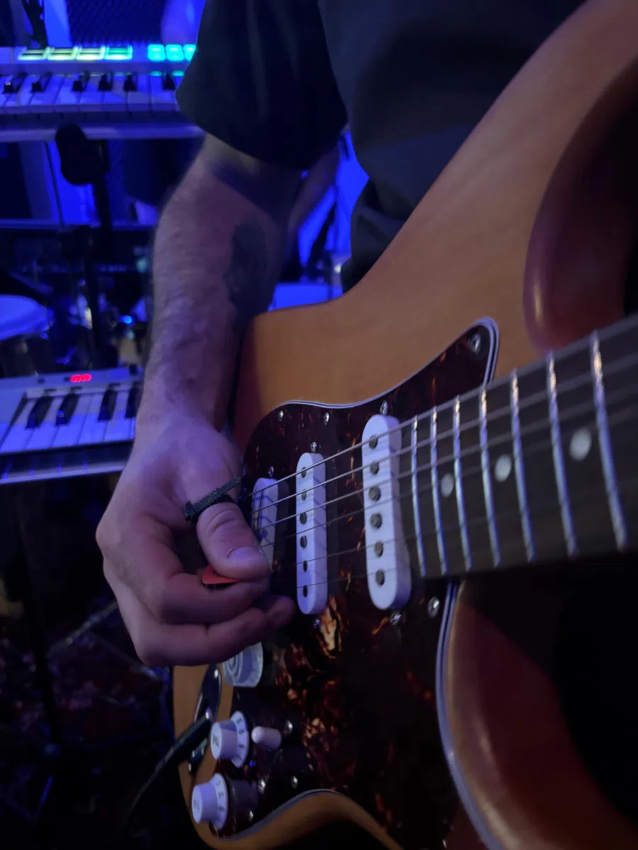 Porta Plettro Brevettato per Chitarra e Basso – Elimina la Caduta Durante l’Uso, Compatibile con Qualsiasi Plettro, Mancini e Destrorsi (Blu Elettrico)