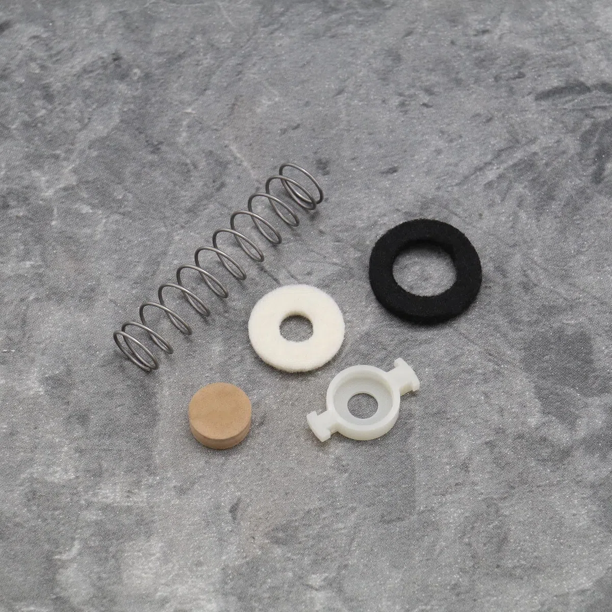 28 Kit di Riparazione Tromba Parti di Manutenzione Strumenti in Ottone Molla di Valvola Tromba Rondelle in Feltro Tampone in Sughero Pistone per Tromba/Corno Tasca in Sib